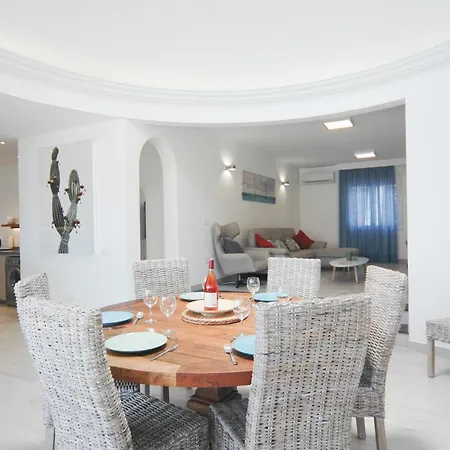 In Puerto Del Carmen Sleeps 8 Includes Swimming Pool And Air Con 9 Вілла *