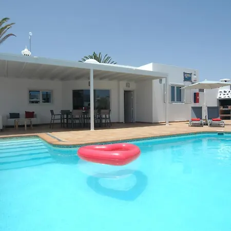 In Puerto Del Carmen Sleeps 8 Includes Swimming Pool And Air Con 9 Vila *
